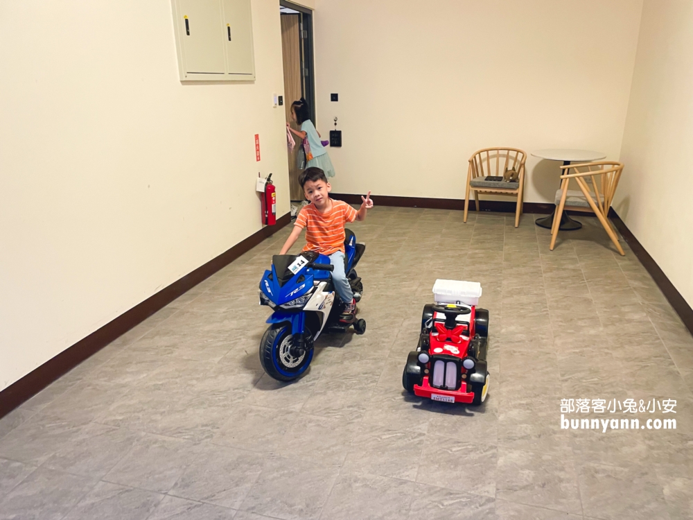 嘉義【棒棒積木飯店】親子遊戲區、電動車跑道與各種風格的主題房