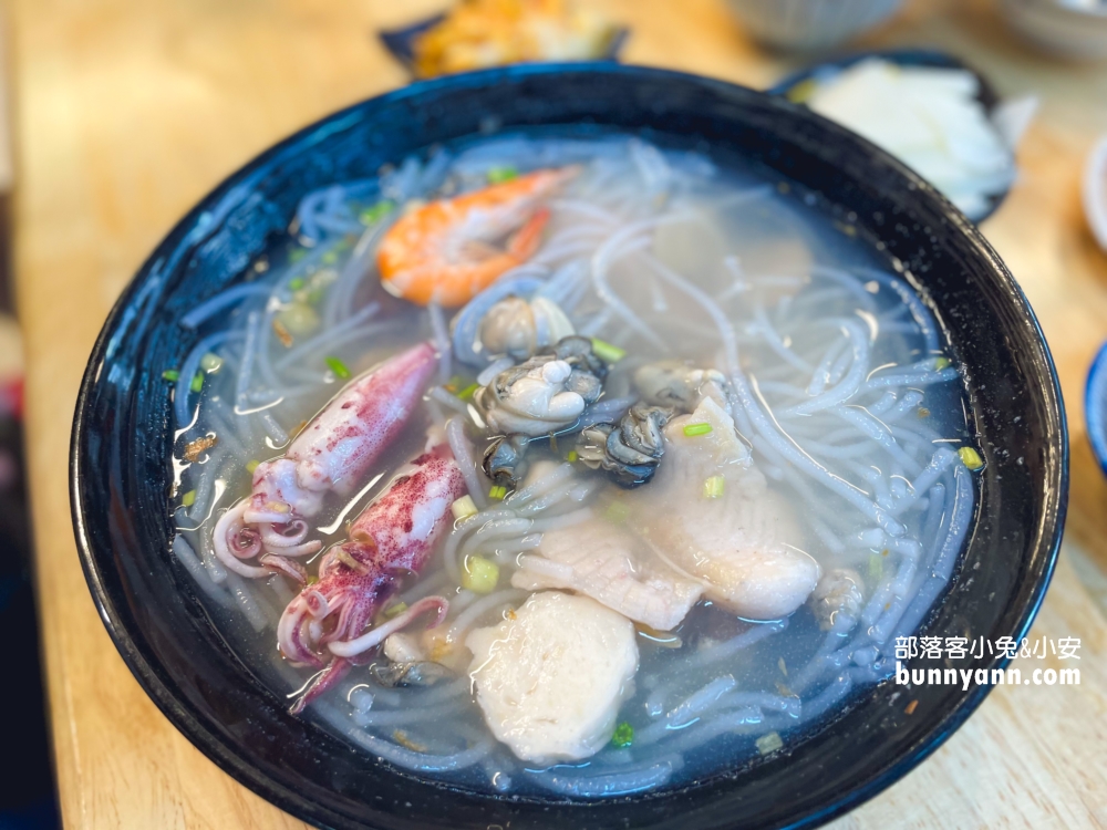 基隆必吃！吳姳麵館(A6263)，超過三十顆肥美蚵仔的男子漢蓋飯