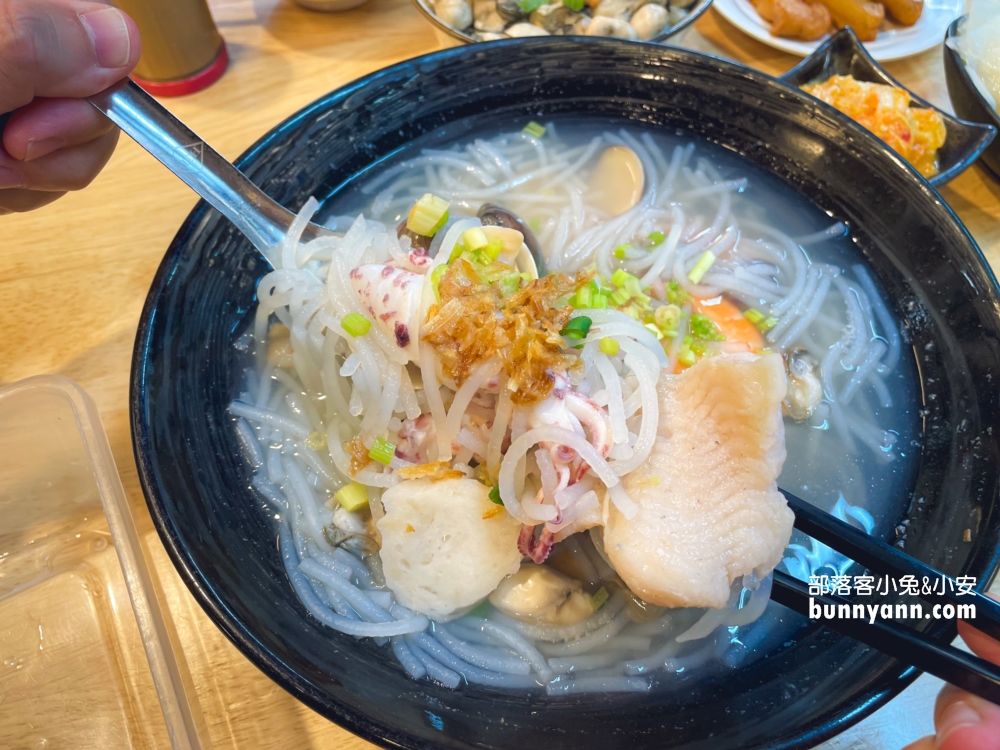 基隆必吃！吳姳麵館(A6263)，超過三十顆肥美蚵仔的男子漢蓋飯