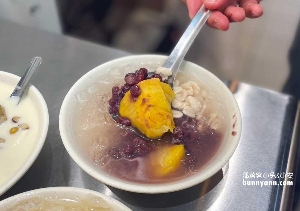 【基隆】洪佳豆花仁愛店，45元可以選三種料，豆漿豆花很濃耶