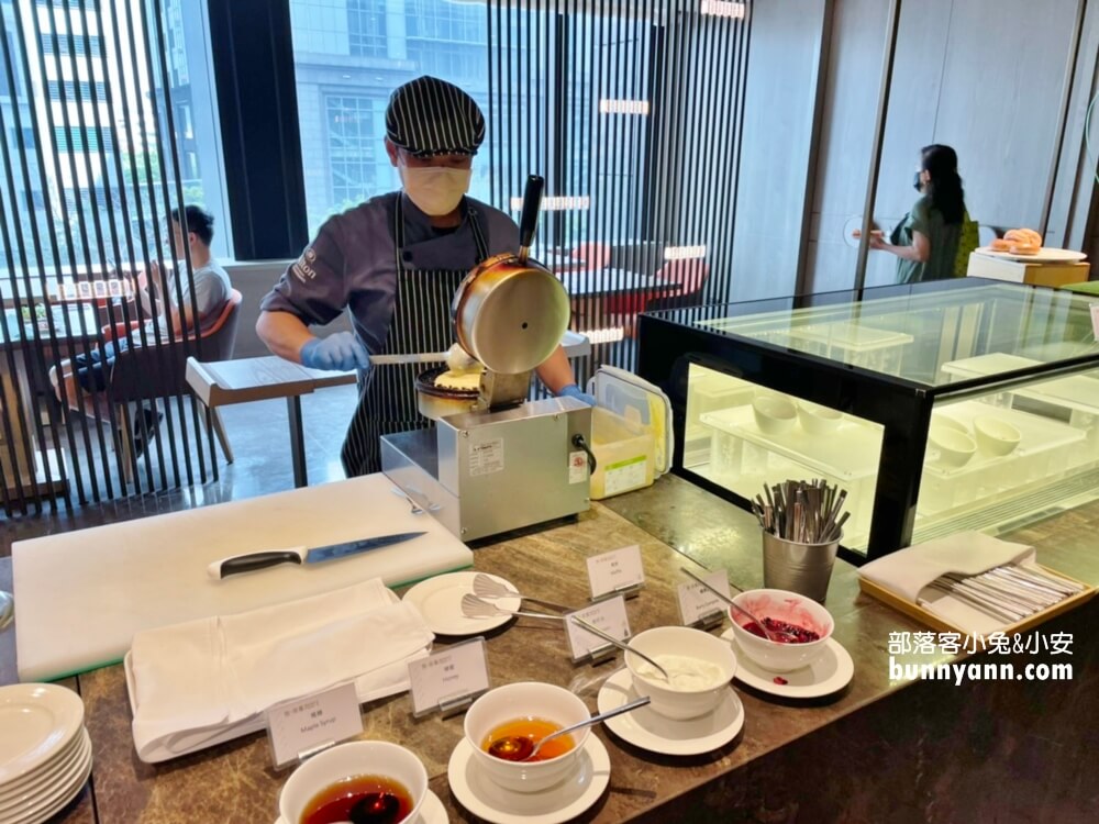 台北新板希爾頓酒店，無邊際景觀泳池，悅市集美味料理好好吃