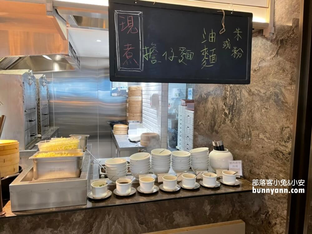 台北新板希爾頓酒店，無邊際景觀泳池，悅市集美味料理好好吃