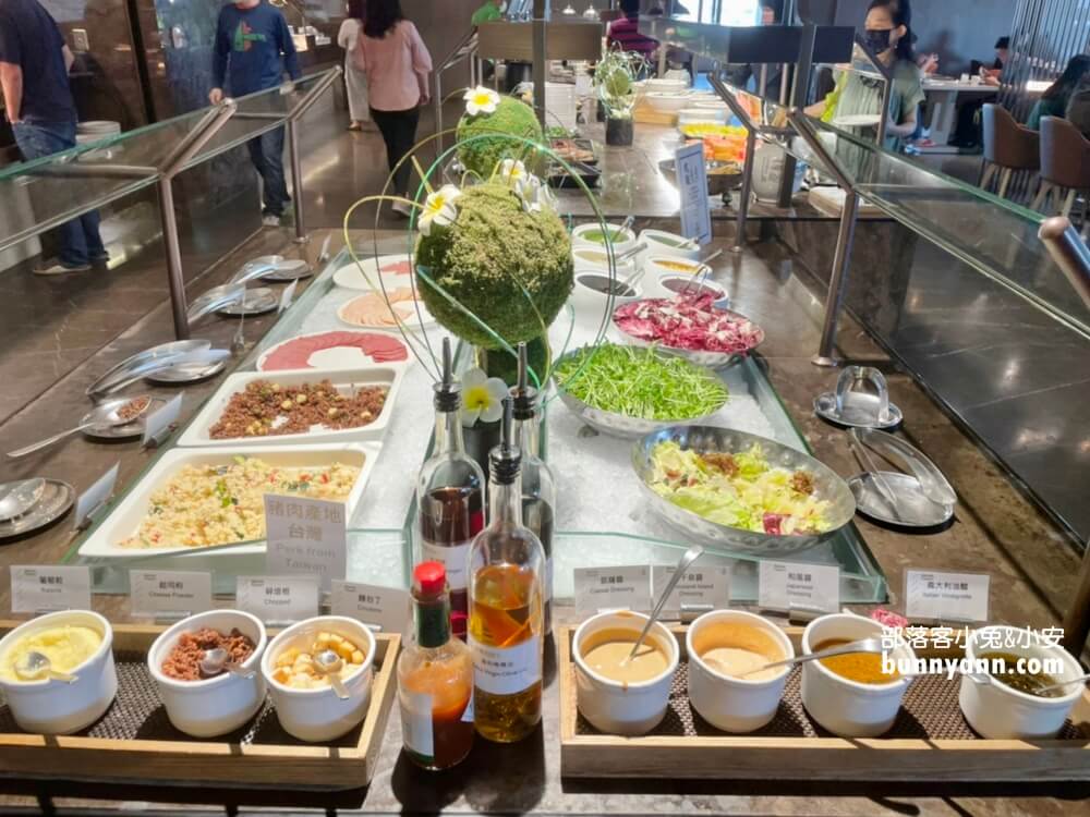 台北新板希爾頓酒店，無邊際景觀泳池，悅市集美味料理好好吃