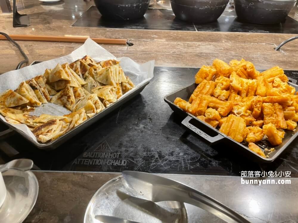 台北新板希爾頓酒店，無邊際景觀泳池，悅市集美味料理好好吃