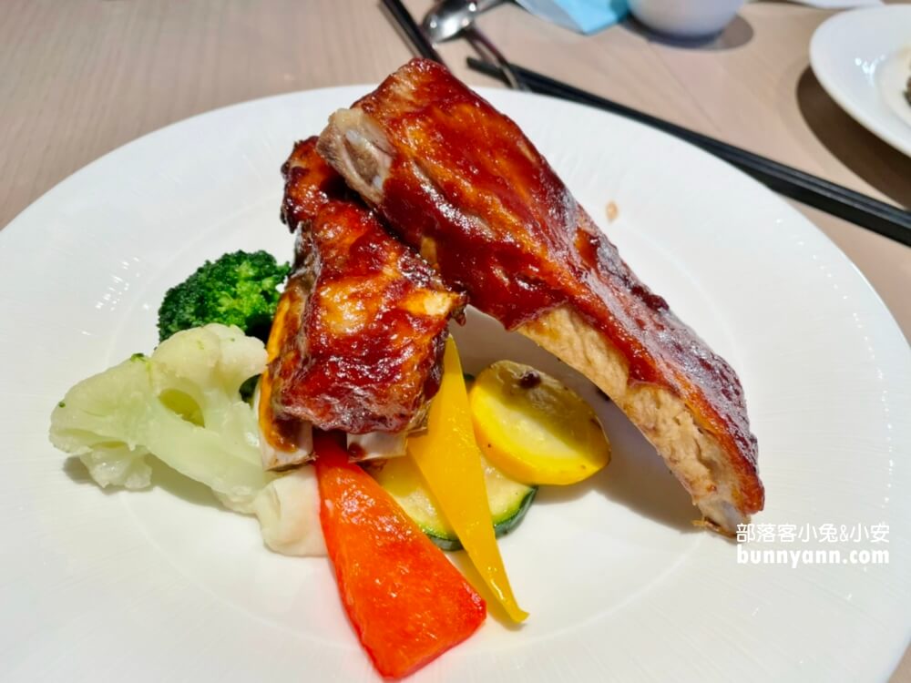 台北新板希爾頓酒店，無邊際景觀泳池，悅市集美味料理好好吃