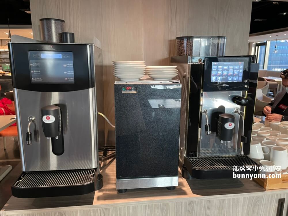 台北新板希爾頓酒店，無邊際景觀泳池，悅市集美味料理好好吃