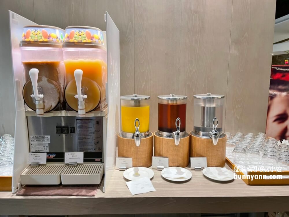 台北新板希爾頓酒店，無邊際景觀泳池，悅市集美味料理好好吃