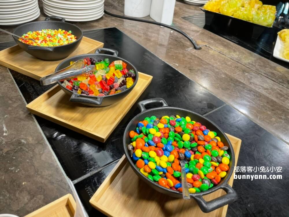 台北新板希爾頓酒店，無邊際景觀泳池，悅市集美味料理好好吃