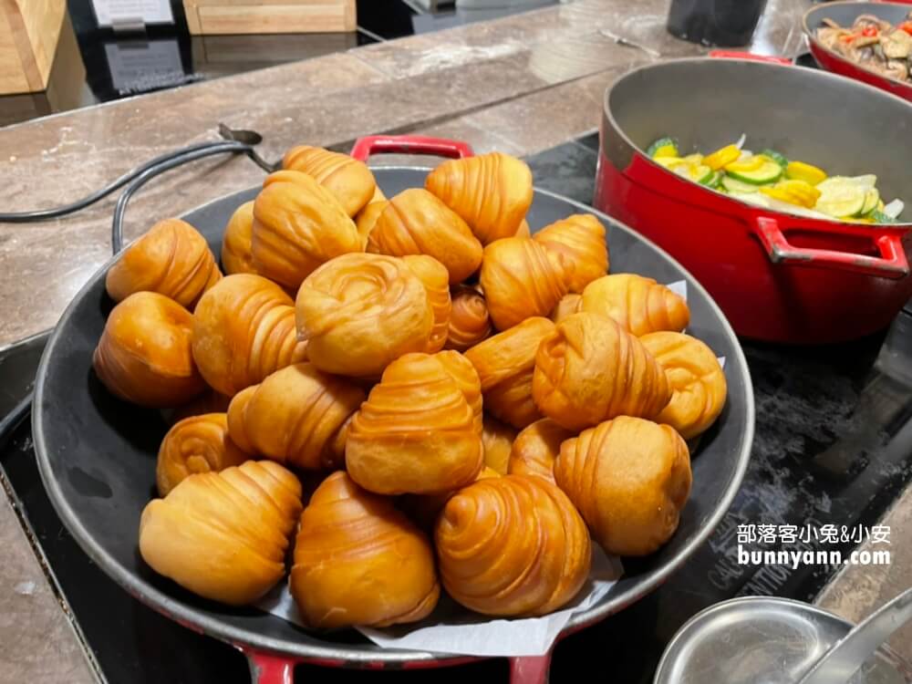 台北新板希爾頓酒店，無邊際景觀泳池，悅市集美味料理好好吃