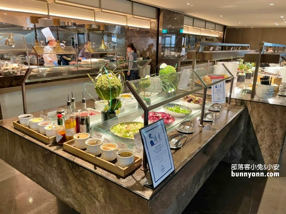 台北新板希爾頓酒店，無邊際景觀泳池，悅市集美味料理好好吃