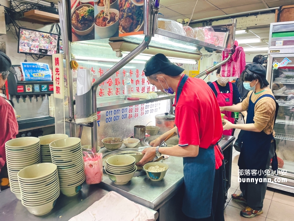 台北【富宏牛肉麵】免費加湯還附可樂喝到飽也太棒了。
