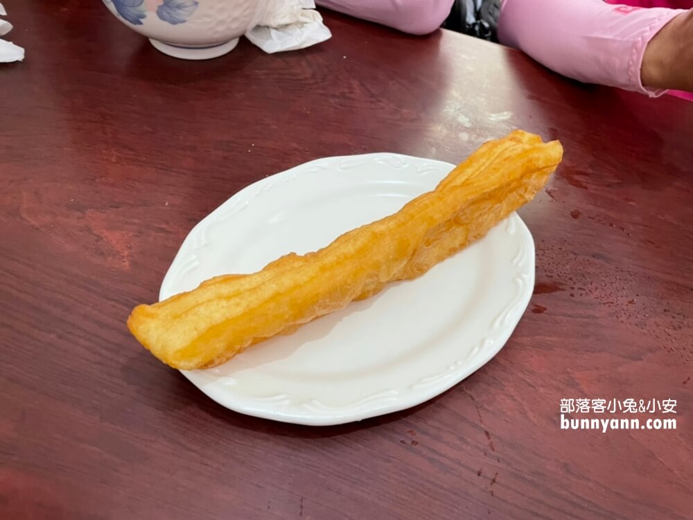 金門美食》聯成廣東粥，搭配油條超懂吃，料多價實在，煮粥的手沒停過