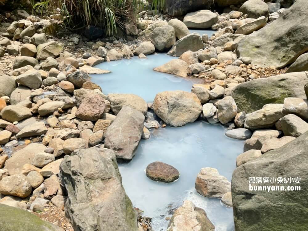 陽明山野溪溫泉》下七股野溪溫泉，十分鐘泡到夢幻牛奶湯，登山肉腳也能來