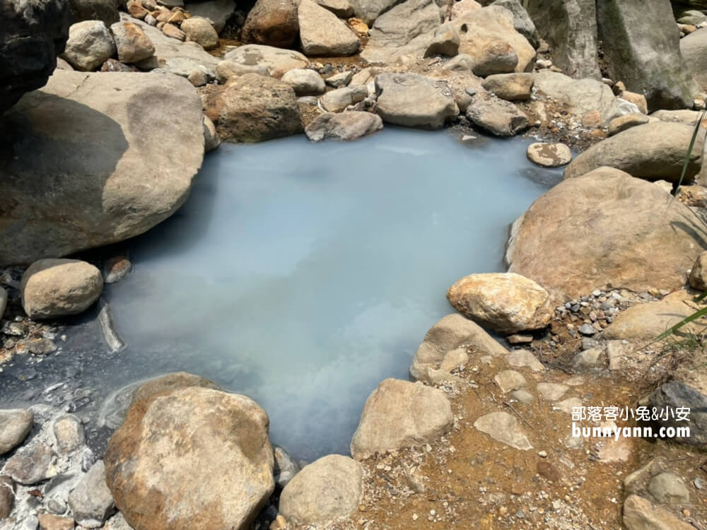 陽明山野溪溫泉》下七股野溪溫泉，十分鐘泡到夢幻牛奶湯，登山肉腳也能來