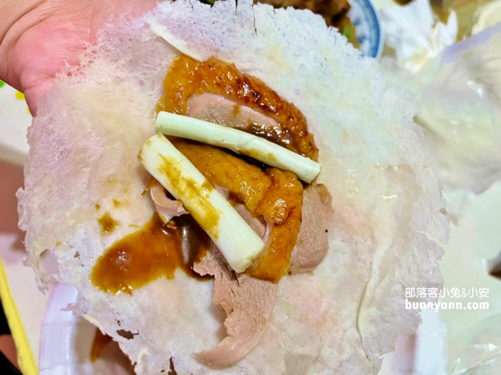 北平脆皮烤鴨七堵店》基隆這間烤鴨很厲害，手作餅皮，老闆娘又親切~