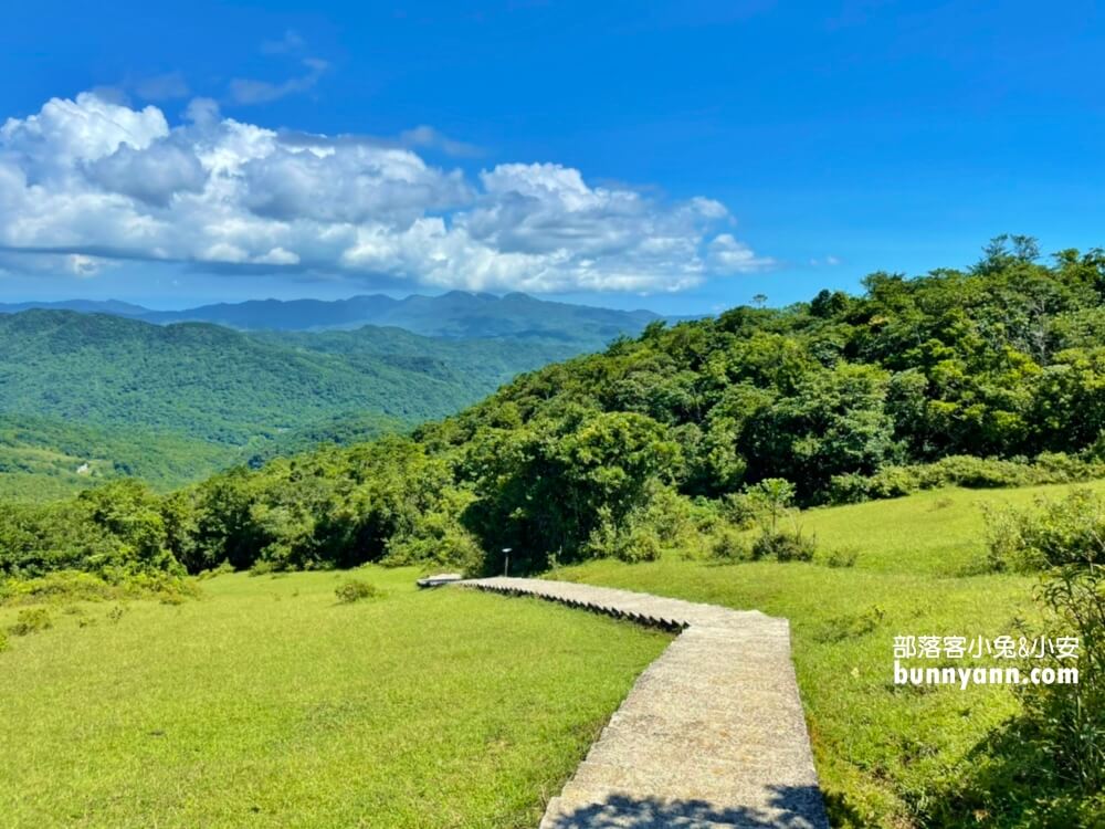 桃源谷步道內寮線，半小時攻頂山陵線，眺望北台灣最美大草原