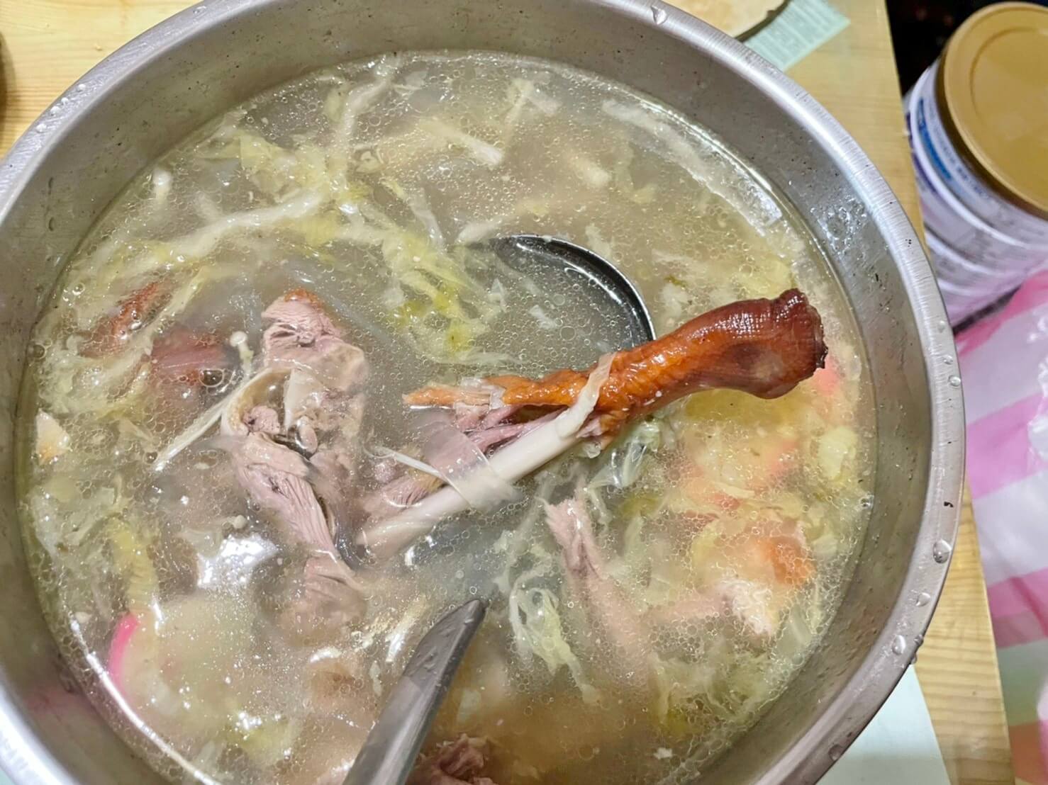 北芳烤鴨》基隆這間烤鴨超強，附贈橙汁生菜沙拉，搭著鴨肉吃無油膩感好清爽