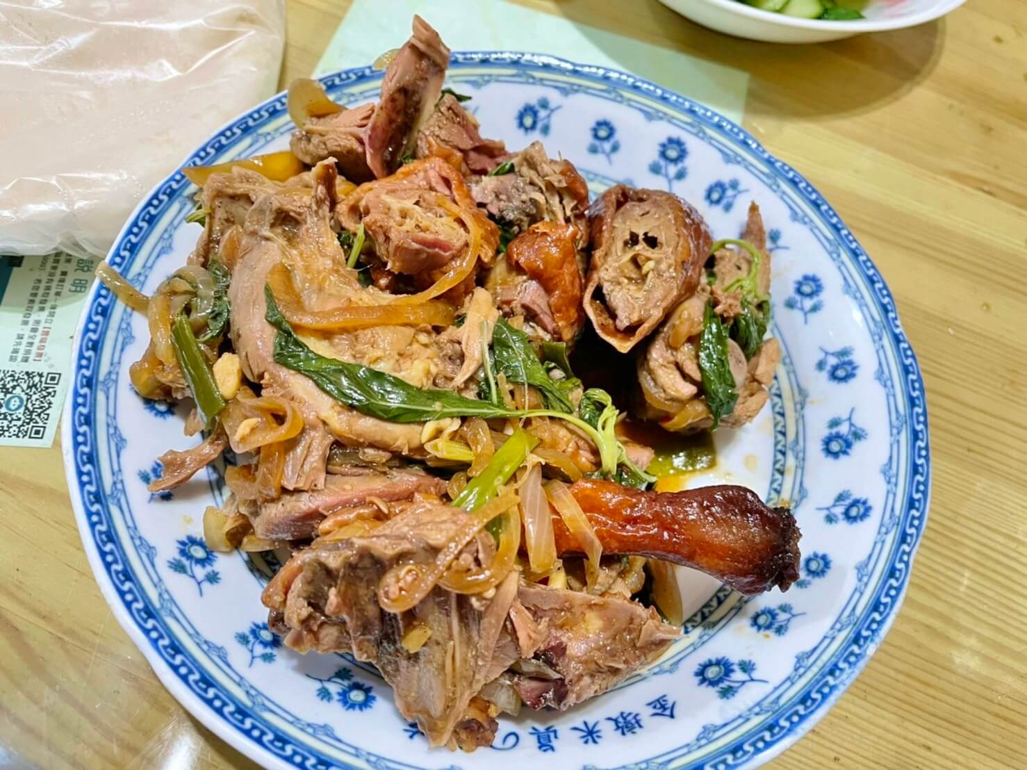 北芳烤鴨》基隆這間烤鴨超強，附贈橙汁生菜沙拉，搭著鴨肉吃無油膩感好清爽