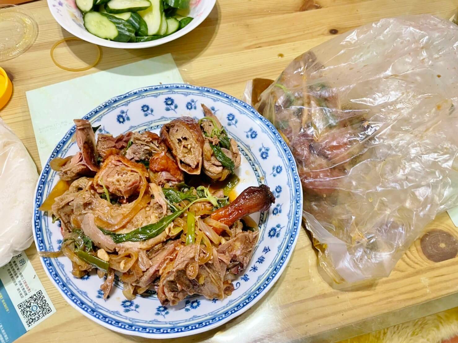 北芳烤鴨》基隆這間烤鴨超強，附贈橙汁生菜沙拉，搭著鴨肉吃無油膩感好清爽