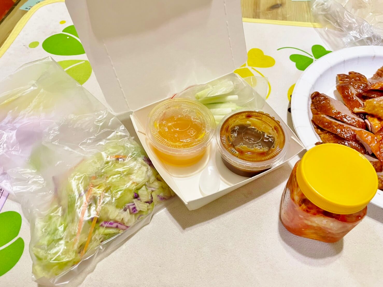 北芳烤鴨》基隆這間烤鴨超強，附贈橙汁生菜沙拉，搭著鴨肉吃無油膩感好清爽
