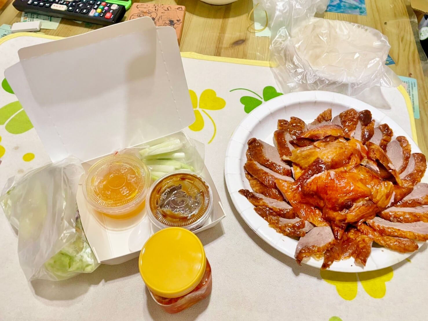北芳烤鴨》基隆這間烤鴨超強，附贈橙汁生菜沙拉，搭著鴨肉吃無油膩感好清爽