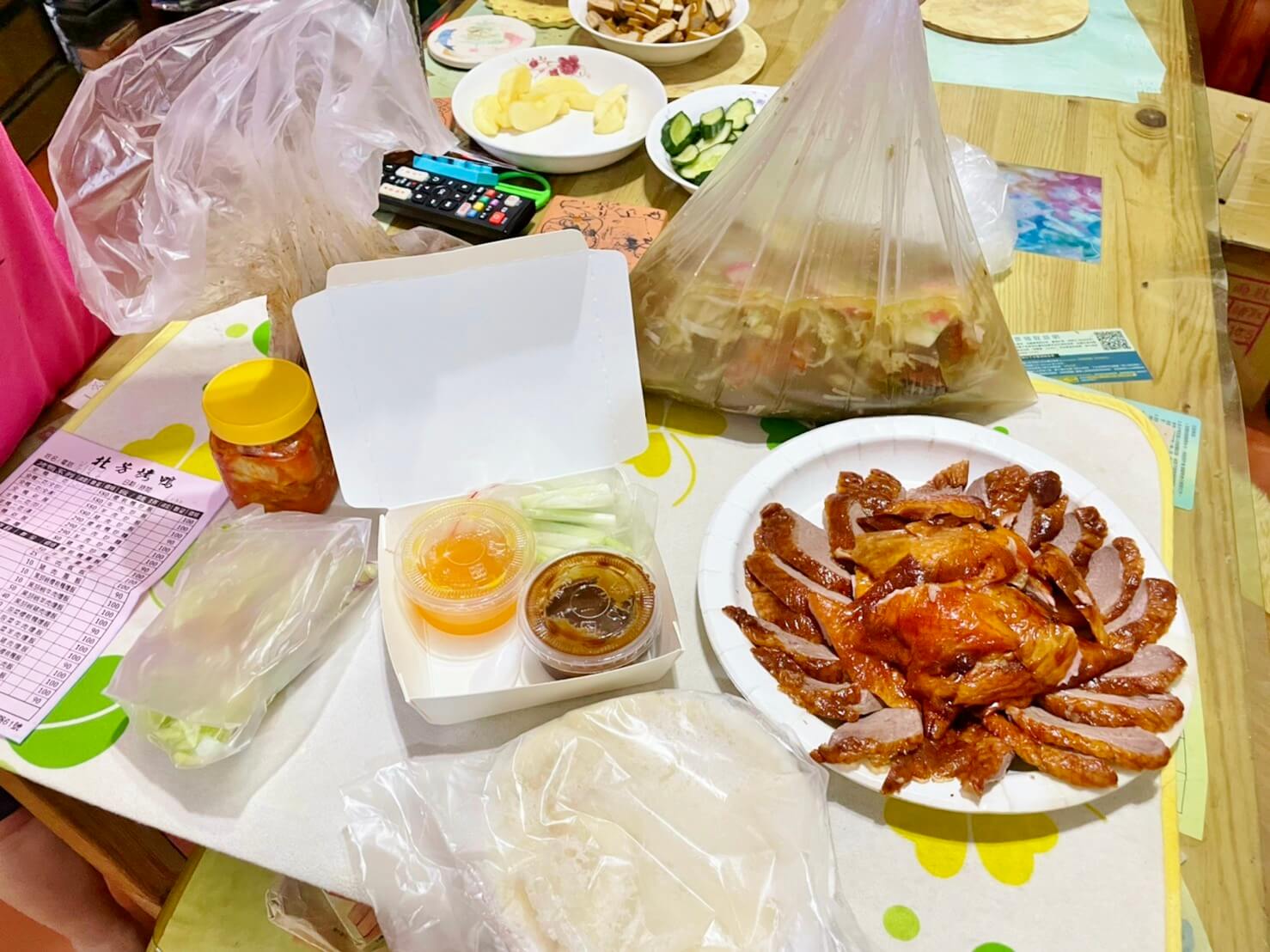 北芳烤鴨》基隆這間烤鴨超強，附贈橙汁生菜沙拉，搭著鴨肉吃無油膩感好清爽