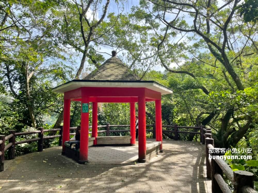 基隆【七堵泰安瀑布】來回大約30分鐘，終點是沁涼無比的森林瀑布