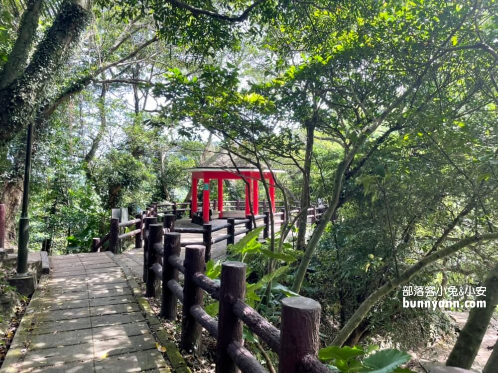 基隆【七堵泰安瀑布】來回大約30分鐘，終點是沁涼無比的森林瀑布