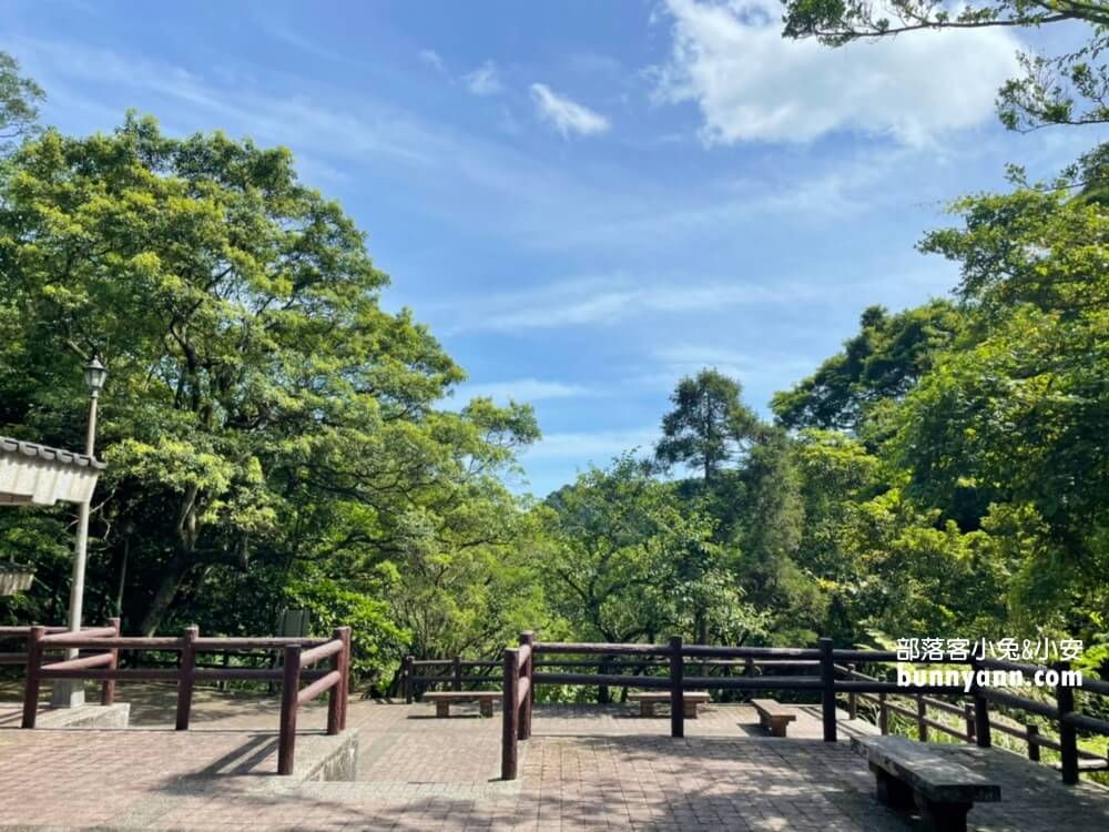 基隆【七堵泰安瀑布】來回大約30分鐘，終點是沁涼無比的森林瀑布