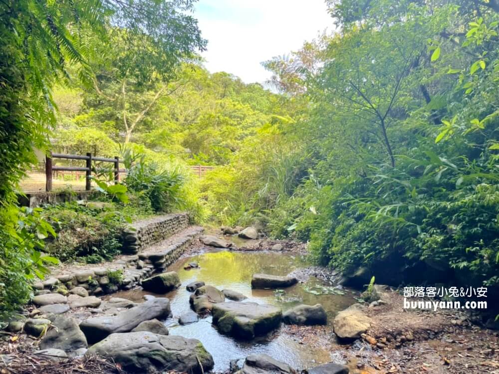 基隆【七堵泰安瀑布】來回大約30分鐘，終點是沁涼無比的森林瀑布