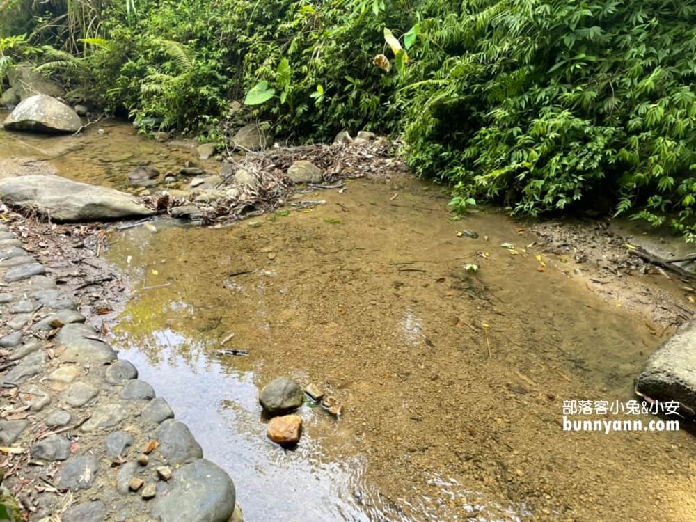 基隆【七堵泰安瀑布】來回大約30分鐘，終點是沁涼無比的森林瀑布