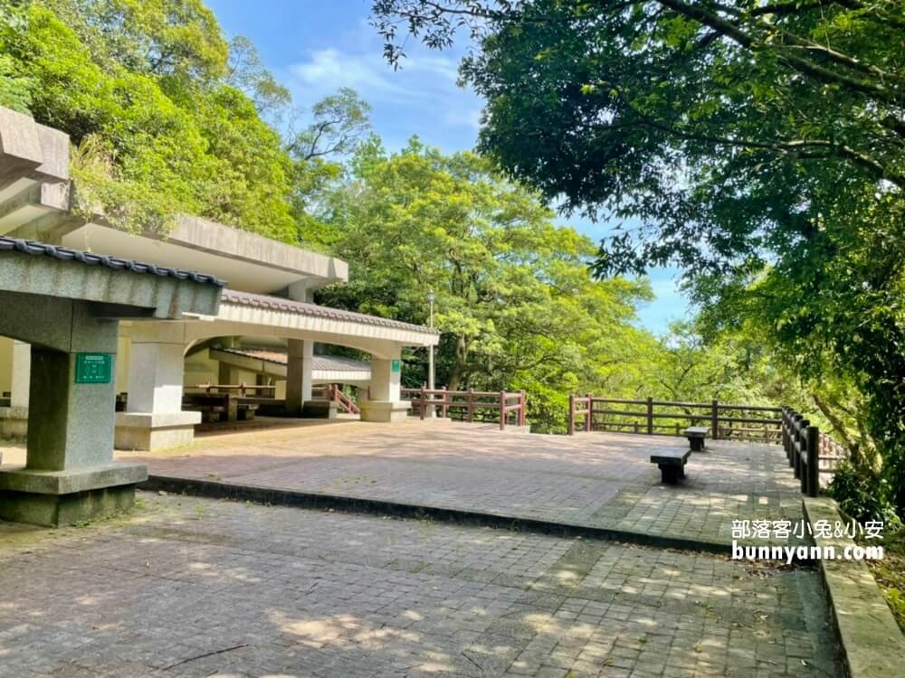 基隆【七堵泰安瀑布】來回大約30分鐘，終點是沁涼無比的森林瀑布