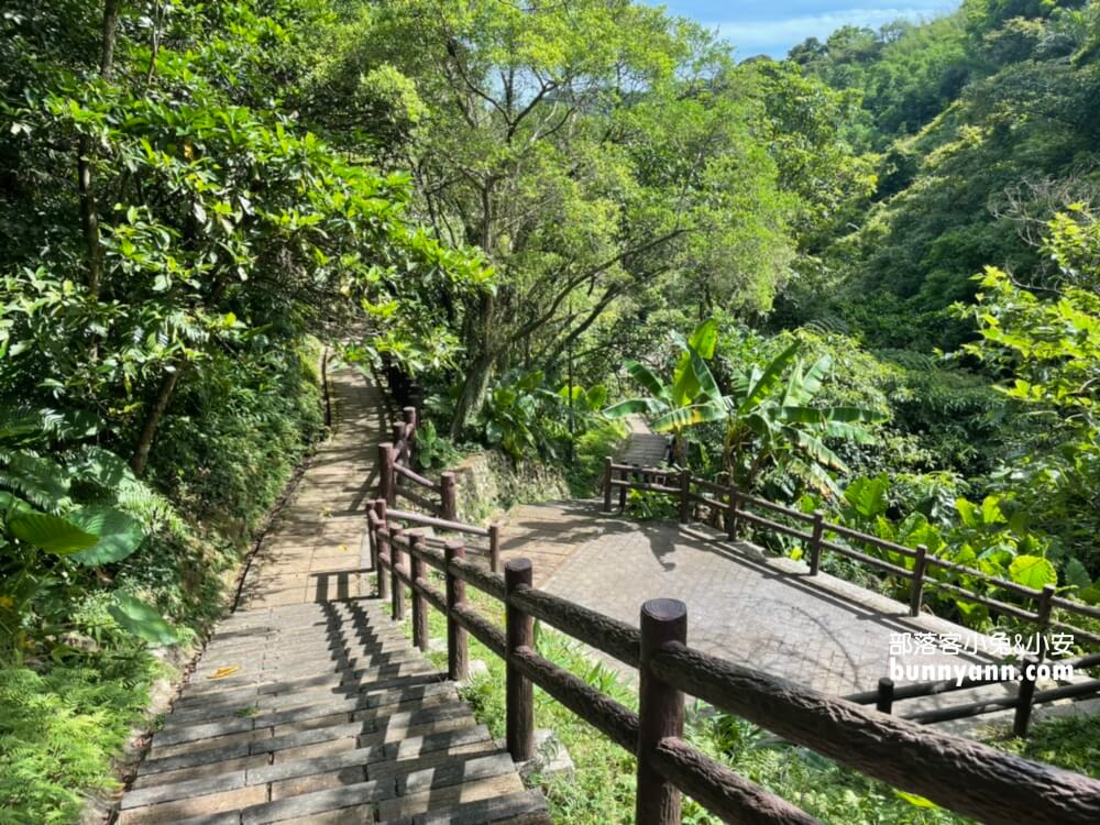 基隆【七堵泰安瀑布】來回大約30分鐘，終點是沁涼無比的森林瀑布