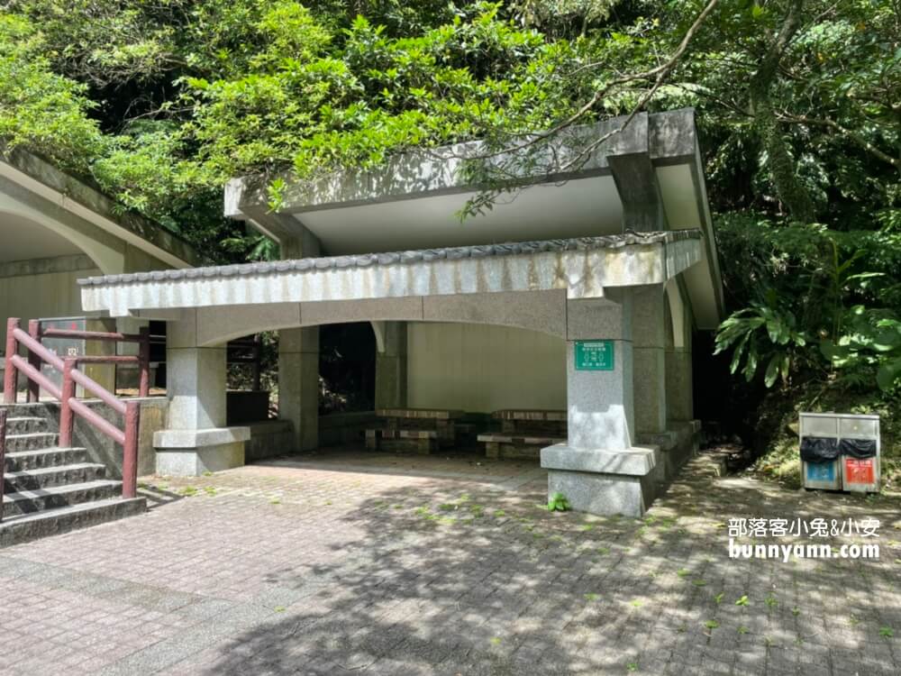 基隆【七堵泰安瀑布】來回大約30分鐘，終點是沁涼無比的森林瀑布