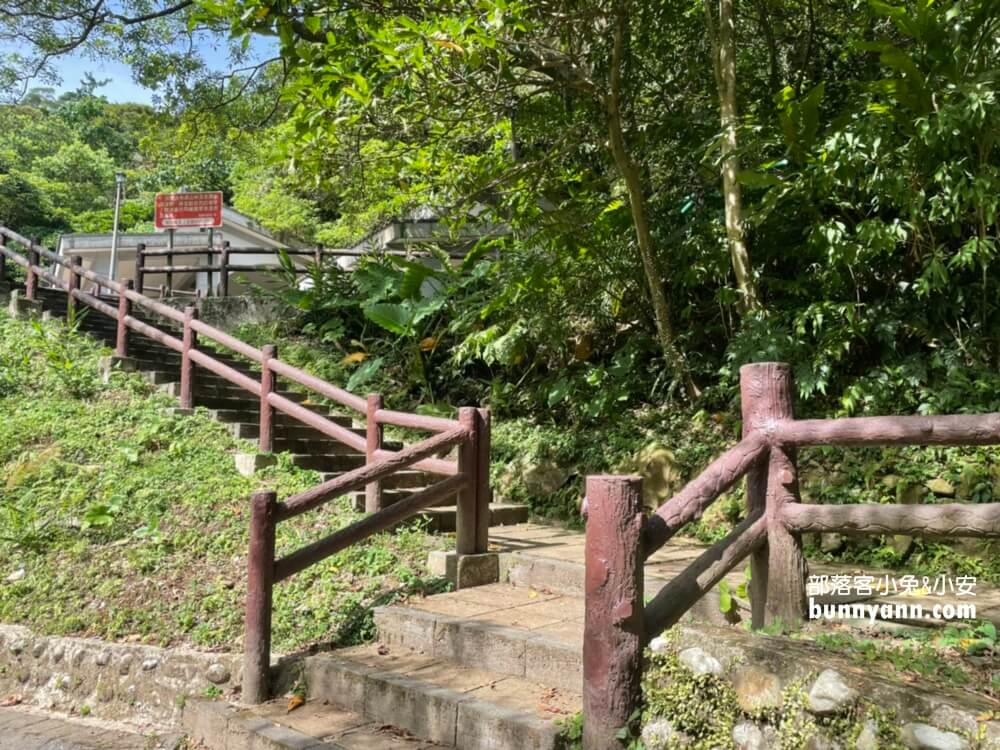 基隆【七堵泰安瀑布】來回大約30分鐘，終點是沁涼無比的森林瀑布