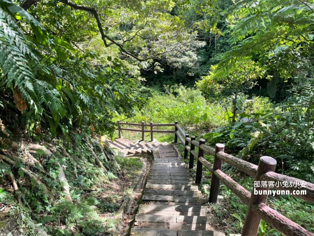 基隆【七堵泰安瀑布】來回大約30分鐘，終點是沁涼無比的森林瀑布