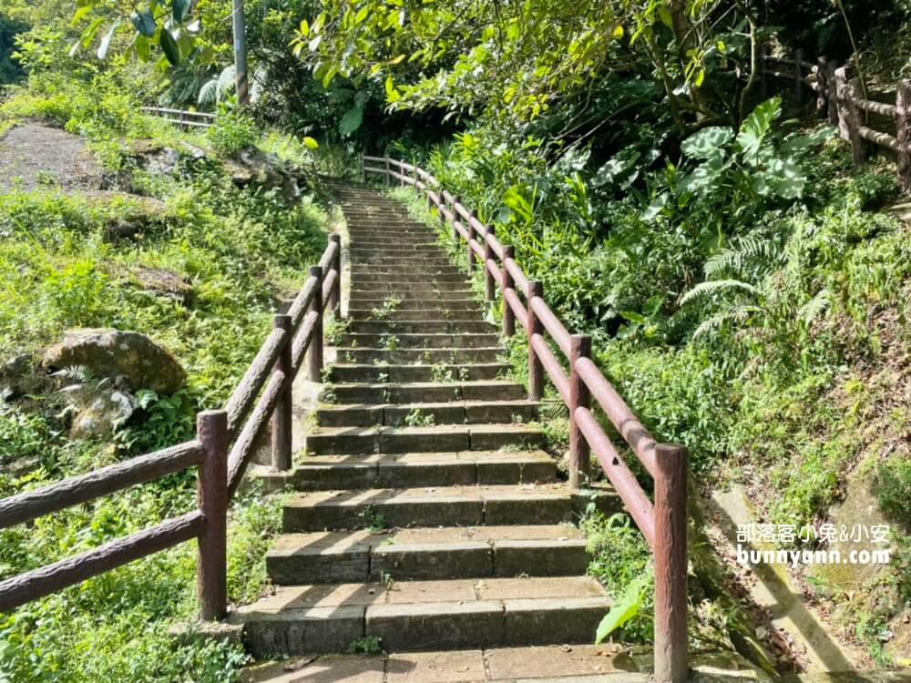 基隆【七堵泰安瀑布】來回大約30分鐘，終點是沁涼無比的森林瀑布