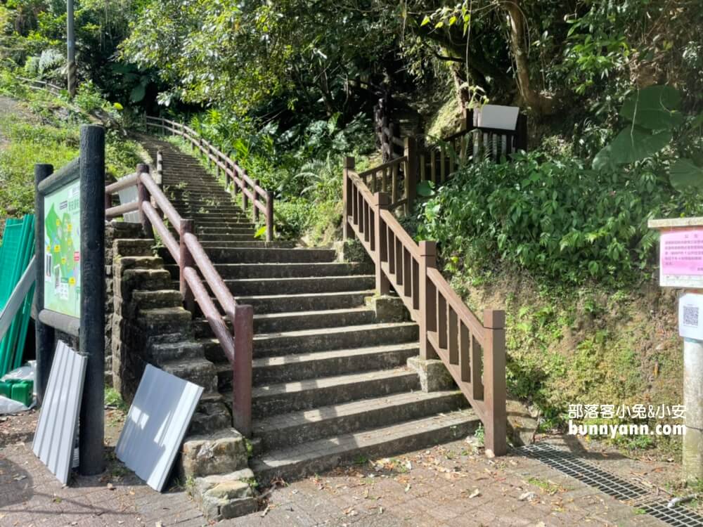 基隆【七堵泰安瀑布】來回大約30分鐘，終點是沁涼無比的森林瀑布