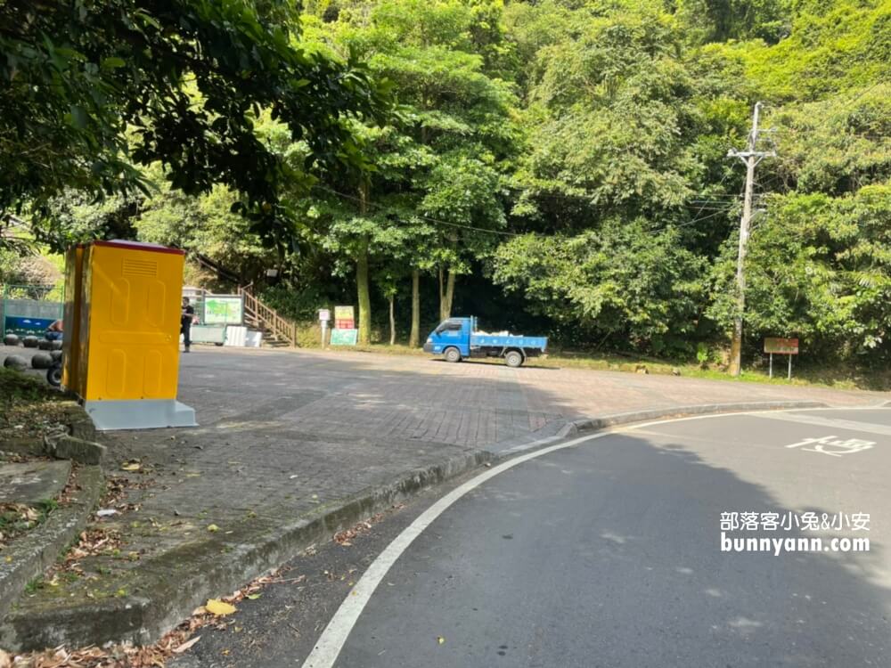 基隆【七堵泰安瀑布】來回大約30分鐘，終點是沁涼無比的森林瀑布