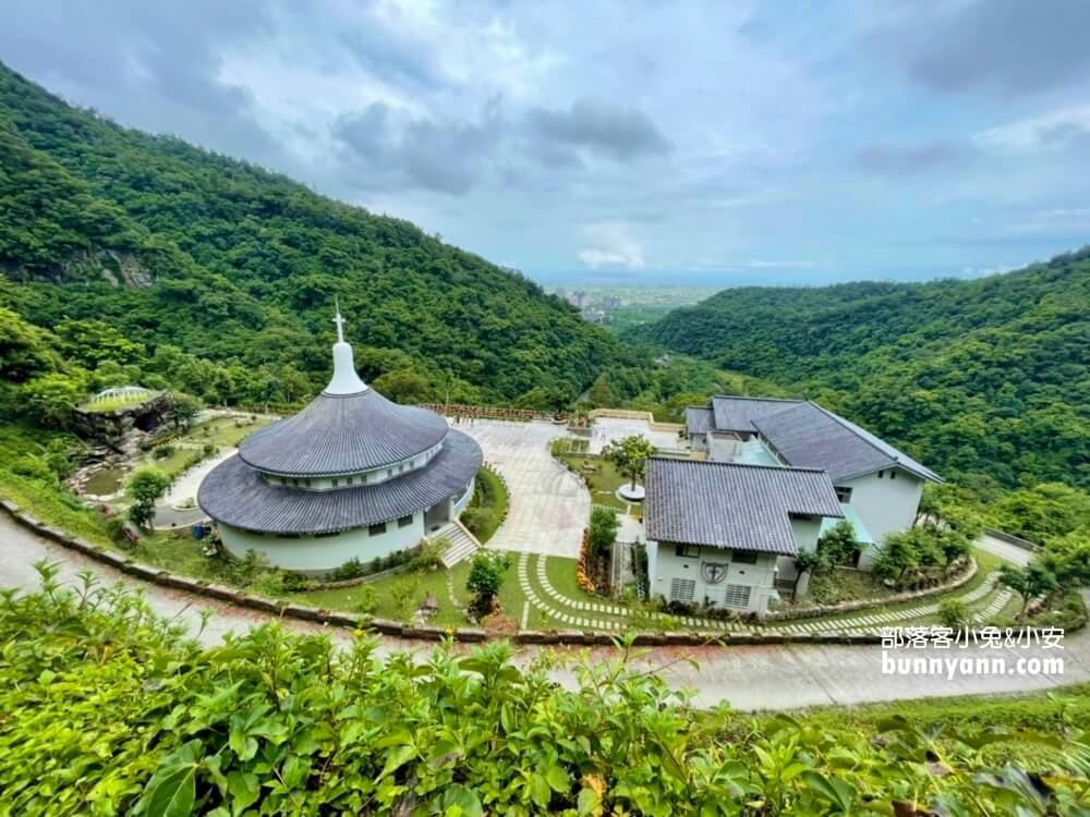 礁溪「五峰旗瀑布」號稱全台最美的三層瀑布群，步道平坦好走，適合各年齡層