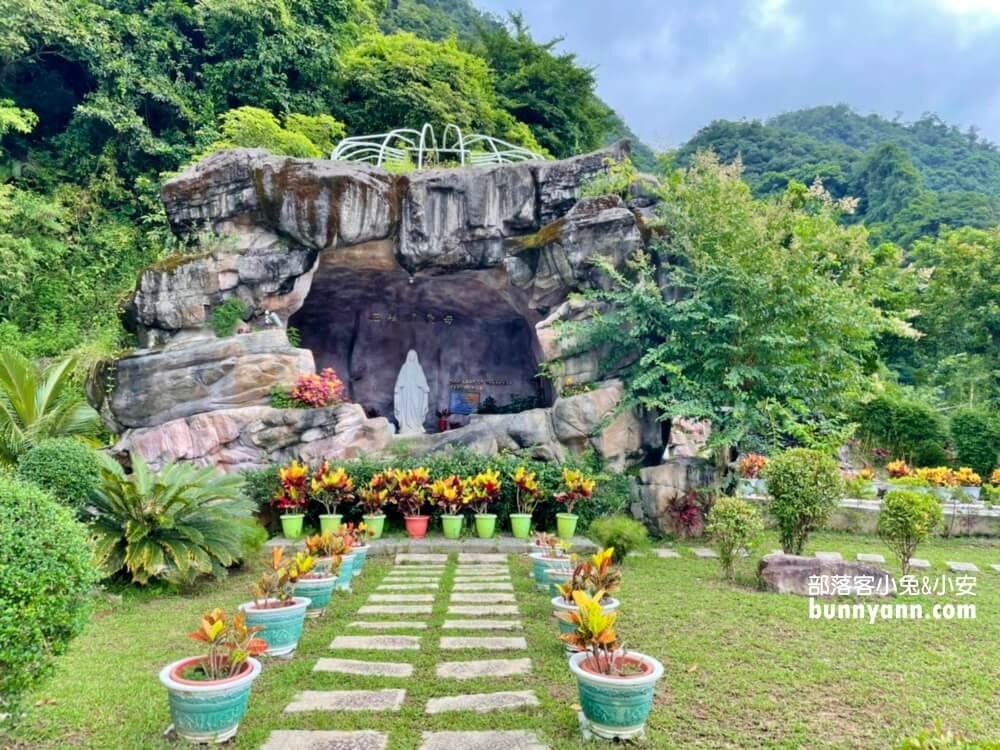 礁溪「五峰旗瀑布」號稱全台最美的三層瀑布群，步道平坦好走，適合各年齡層