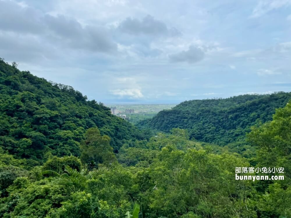 礁溪「五峰旗瀑布」號稱全台最美的三層瀑布群，步道平坦好走，適合各年齡層