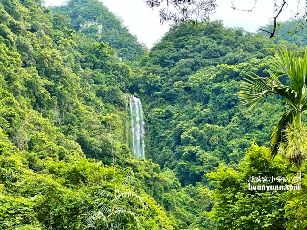 礁溪「五峰旗瀑布」號稱全台最美的三層瀑布群，步道平坦好走，適合各年齡層