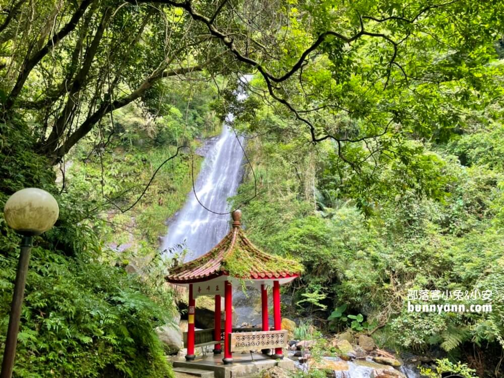 礁溪「五峰旗瀑布」號稱全台最美的三層瀑布群，步道平坦好走，適合各年齡層