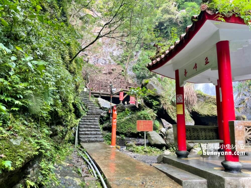 礁溪「五峰旗瀑布」號稱全台最美的三層瀑布群，步道平坦好走，適合各年齡層