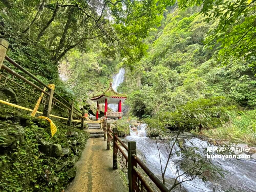 礁溪「五峰旗瀑布」號稱全台最美的三層瀑布群，步道平坦好走，適合各年齡層