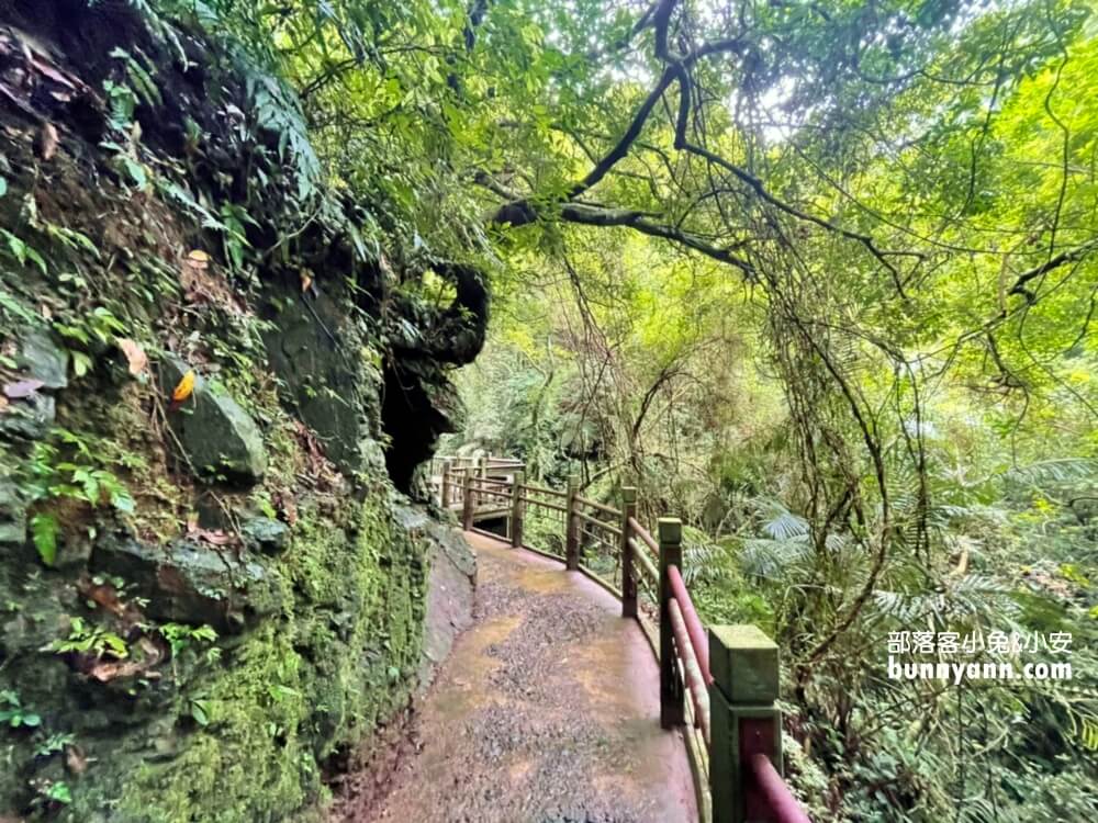 礁溪「五峰旗瀑布」號稱全台最美的三層瀑布群，步道平坦好走，適合各年齡層