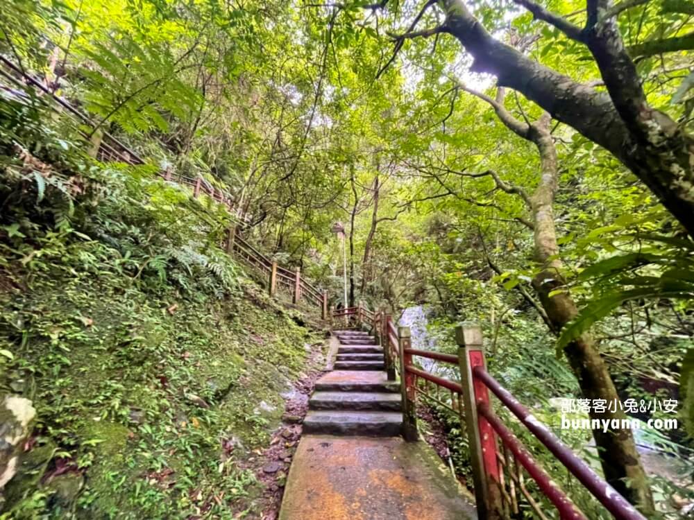 礁溪「五峰旗瀑布」號稱全台最美的三層瀑布群，步道平坦好走，適合各年齡層