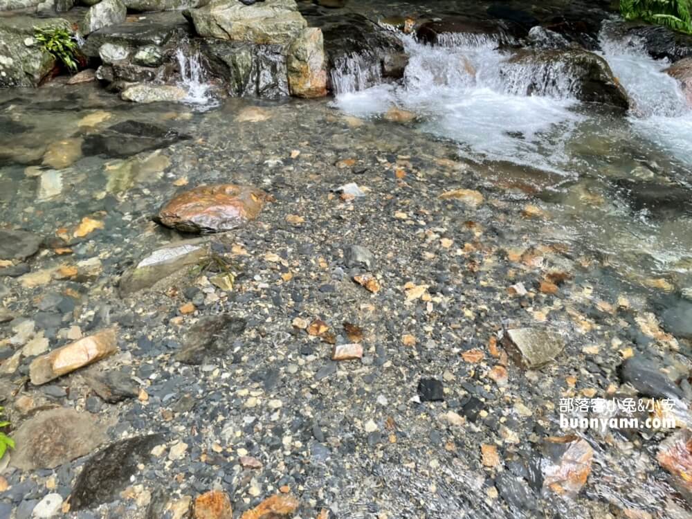 礁溪「五峰旗瀑布」號稱全台最美的三層瀑布群，步道平坦好走，適合各年齡層