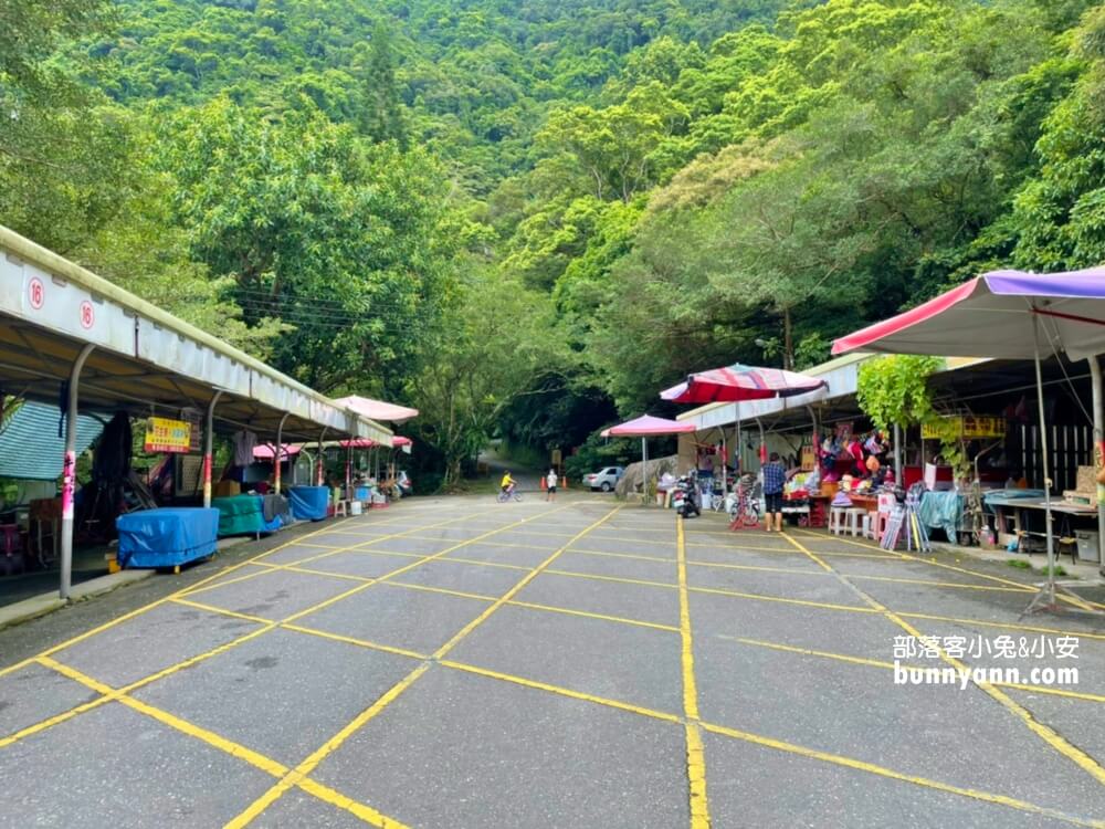 礁溪「五峰旗瀑布」號稱全台最美的三層瀑布群，步道平坦好走，適合各年齡層